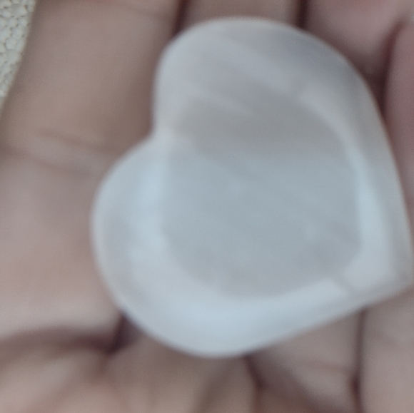Worry stone - palm rubbing stone - selenite - heart shapped - Picture 5 of 6